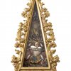 Reliquienpyramide mit geschnitztem Rahmen.