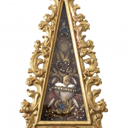Reliquienpyramide mit geschnitztem Rahmen.