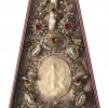 Reliquienpyramide mit Wachsmedaillon.