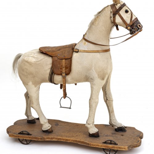 Spielpferd. Deutsch, 19./20. JH. Fell/Leder. 88 x 86 x 27 cm.