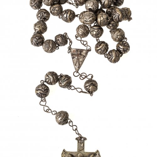 Großer Rosenkranz mit Metallrosen.