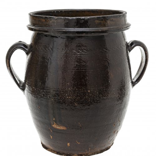 Doppelhenkeltopf.  Niederbayern, 19. Jh. Irdenware, dunkelbraun glasiert. Auskragender Mündungsrand, umlaufender Ritzdekor. Besch. H. 32 cm.