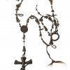 Amulettkette für den Stall, mit Holzperlen und Kreuzanhänger.