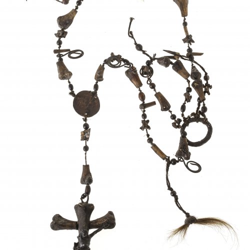 Amulettkette für den Stall, mit Holzperlen und Kreuzanhänger.
