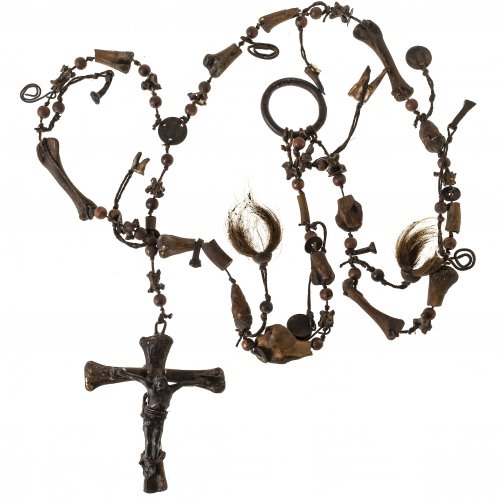 Amulettkette für den Stall, mit Holzperlen und Kreuzanhänger.