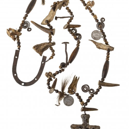 Amulettkette für den Stall mit Hufeisen und Kreuzanhänger.