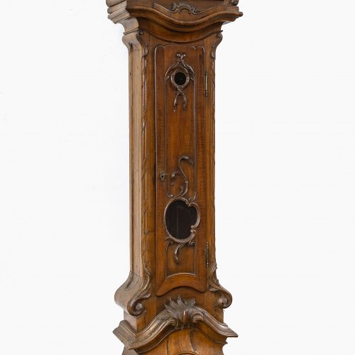 Standuhr. Frankreich, 18. Jh., Nussbaum, massiv. 230 x 45 x 28 cm.