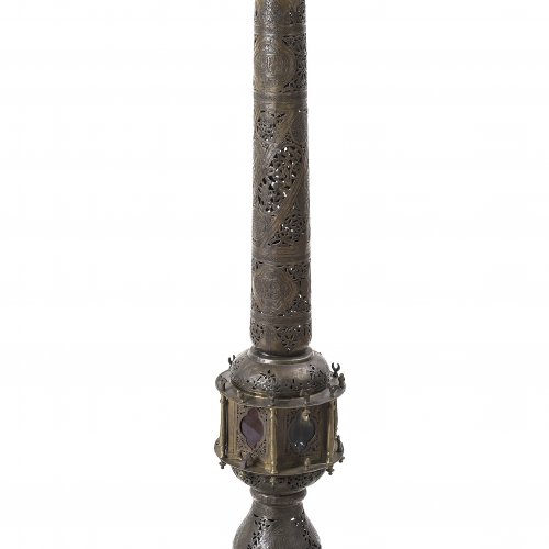 Stehlampe. Persien, 19. Jh. Messingblech, mit Schriftzeichen. H. 154 cm.