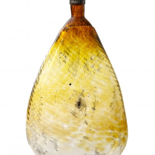 Nabelflasche, farbloses Glas, bernsteinfarbener Überfang, H. 27 cm.
