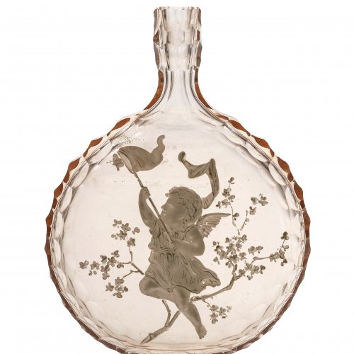 Plattflasche, farbloses Glas mit rosafarbenem Überfang, weiße Emailmalerei mit Putto, H. 16,5 cm.