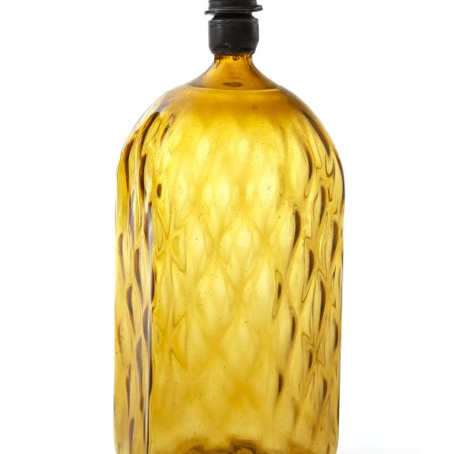 Schnapsflasche, farbloses Glas, bernsteinfarbener Überfang, auf sechseckigem Stand, H. 18 cm.