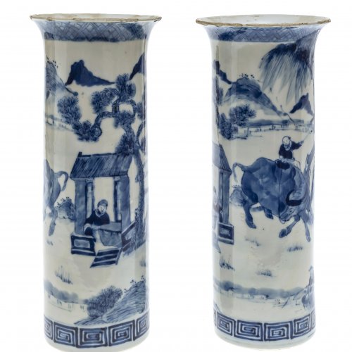 Ein Paar Stangenvasen, China, Blauweißporzellan. H. Je ca. 26 cm.