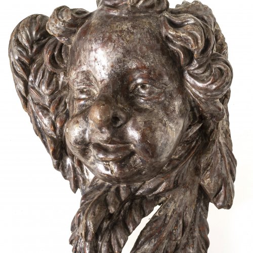 Engelskopf, Holz, Silberfassung, süddeutsch, 18. Jh., H. 31 cm.