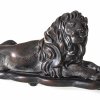 Liegender Löwe, Modelliermasse, dunkelbraun gefasst, H. 13 cm.