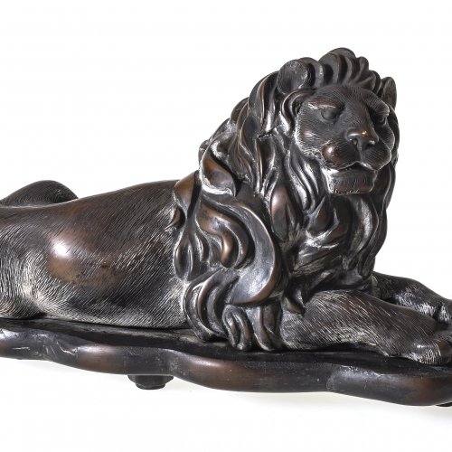 Liegender Löwe, Modelliermasse, dunkelbraun gefasst, H. 13 cm.