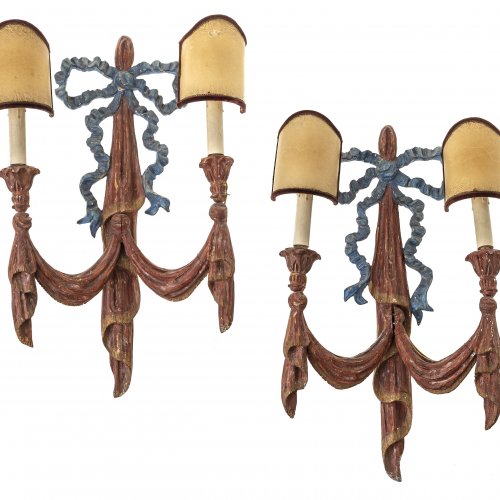 Ein Paar Wandappliken, Holz, Farbfassung, Schleifendekor, H. 59 cm.