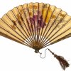 Fächer, Blatt aus Seide, bemalt, Stäbe mit Perlmutt, L. 35 cm.