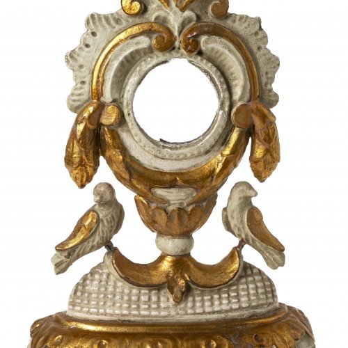 Taschenuhrenständer, Holz, geschnitzt, Vogeldekor, H. 27 cm.