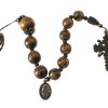 Zehner. Mit gefärbten Holzkugeln, Abschlusskreuz aus Bronze, Totenkopfring.
