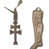 Caravaca-Kreuzanhänger und Votivbein, L. 9-16 cm.