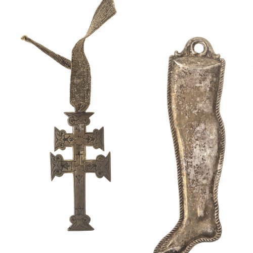Caravaca-Kreuzanhänger und Votivbein, L. 9-16 cm.