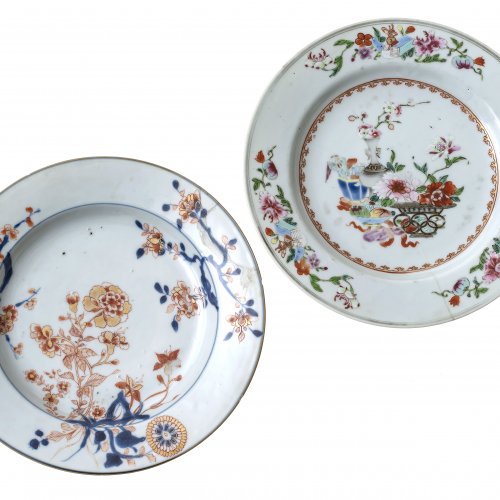 Zwei Teller, China, Porzellan, Emailmalerei, ø22,5 -23 cm.