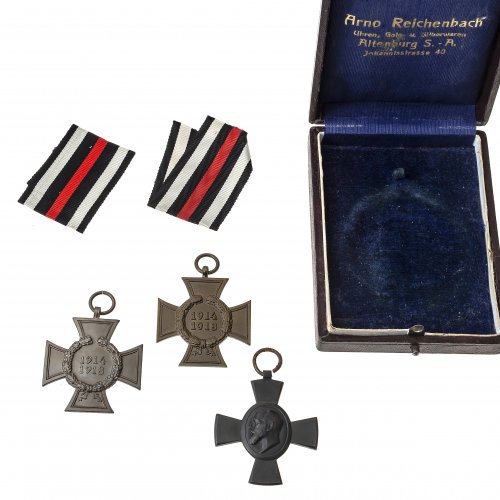 Drei Orden: zwei Eiserne Kreuze vom 1. Weltkrieg, eines König-Ludwig-Kreuz von 1916. Metall, L. 5-5,5 cm.