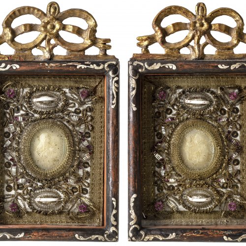 Ein Paar Klosterarbeitem mit Wachsmedaillons und Reliquien, Schleifenbekrönung, 15 x 11,5 cm.