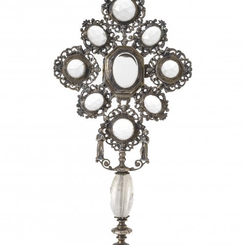 Reliquiar, Silber, mit Bergkristalleinlagen, Hanau, 19. Jh., H. 37 cm.