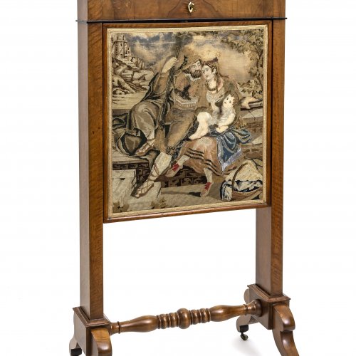 Patentsekretär, Holz, furniert, Schreibplatte mit Petit-Point-Stickerei. 119 x 62 cm.