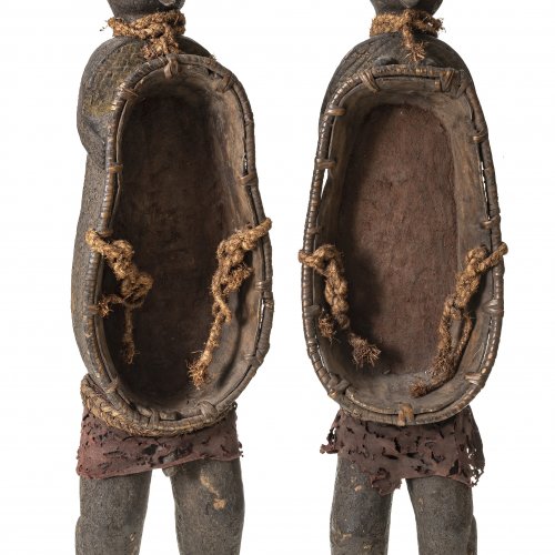 Ein Paar seltene Ritual-Trinkgefäße für Palmwein. Afrika (Jaba/Ham), Nördl. Nigeria. Mann und Frau, Holz, H. je ca. 76 cm. Gebrauchsspuren.