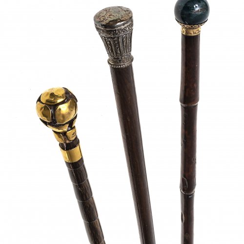 Drei Spazierstöcke, Knaufgriffe, einer Silber, L. 74-93 cm.