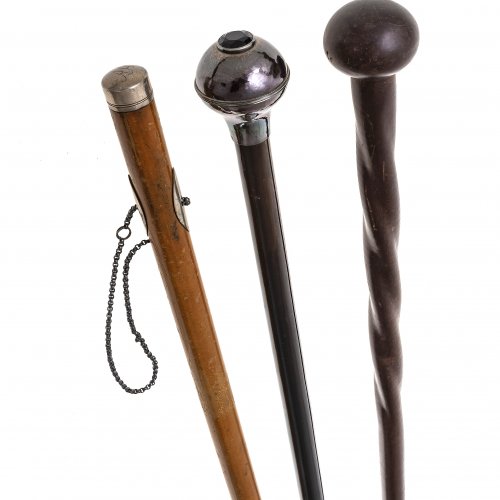 Drei Spazierstöcke, einer mit Silberbeschlag, L. 87-92 cm.