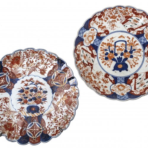 Zwei Platten, Porzellan, farbige Malerei im Imari-Stil, Japan, øje 30 cm.