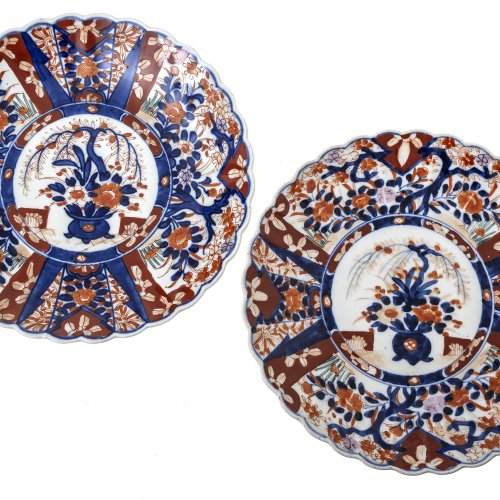 Zwei Platten, Japan, Imari-Stil, farbige Malerei, øje 31 cm.