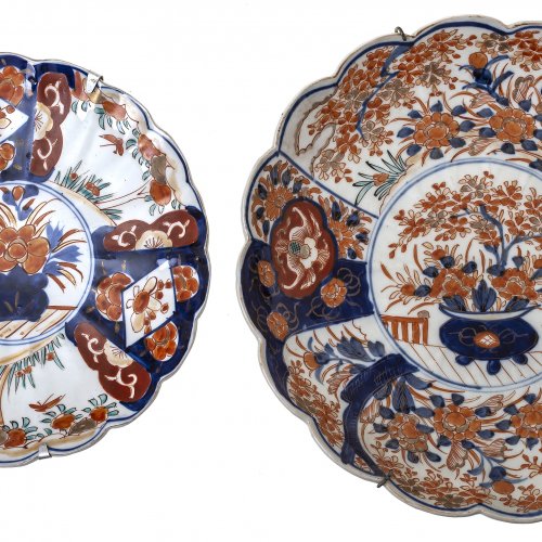 Zwei Platten, Japan, farbige Bemalung im Imari-Stil, ø24-30 cm.