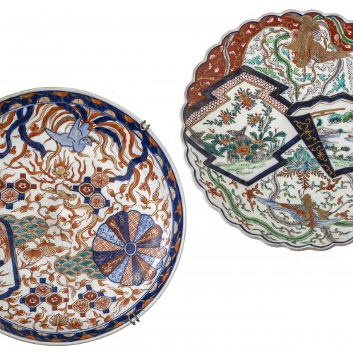 Zwei Platten, Japan, farbige Malerei im Imari-Stil, Porzellan, ø30-31 cm.