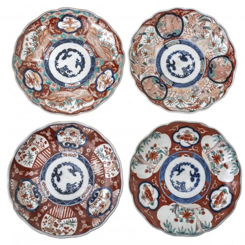 Vier Teller, Japan, farbige Emailmalerei, Porzellan, Imari, jeø 22 cm.