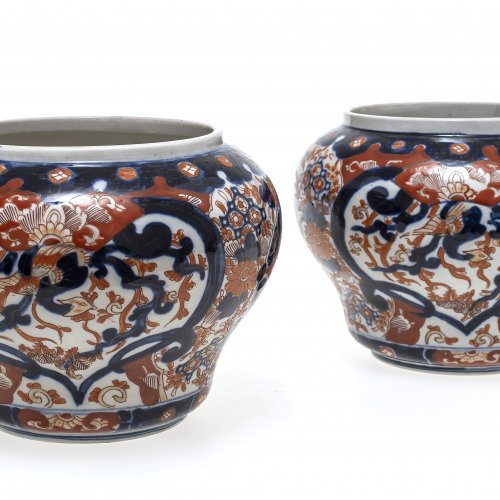 Zwei Vasen, Japan, Porzellan, Imari-Stil, H. 15 cm.