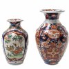 Zwei Balustervasen, Porzellan, farbig bemalt, Japan, Imari-Stil, H. 15-18 cm.