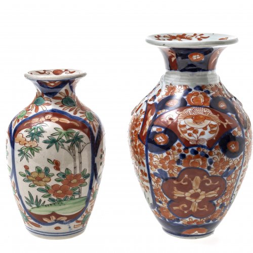 Zwei Balustervasen, Porzellan, farbig bemalt, Japan, Imari-Stil, H. 15-18 cm.