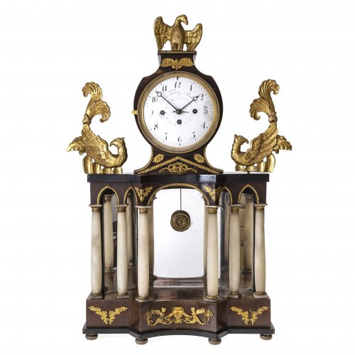 Portaluhr, Johann Kotrbeletz, Deutschbrod, Holz, Alabastersäulen, Rückwand verspiegelt, H. 65 cm.