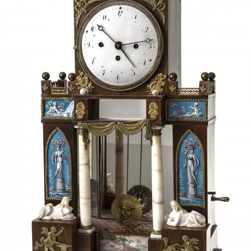 Portaluhr mit Musikspielwerk, Mahagoni, mit Alabasterdekor und Grisaillen, Deutschland oder Österreich, 1. Hälfte 19. Jh., H. 58 cm.