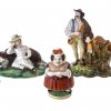 Fünf Porzellanfiguren, farbig staffiert: Mädchen mit Hund, Kind mit Puppe, Landsknecht, humoristische Figur und Frau als Salzstreuer, englisch, H. 7-10 cm.
