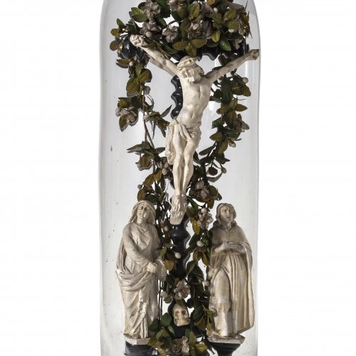 Kreuzigungsgruppe unter Glassturz, 2. Hälfte 19. Jh., H. 39 cm.
