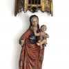Muttergottes mit Kind unter Baldachin. Süddeutsch, um 1440. Holz, übergangene Farbfassung. H. 69 cm.