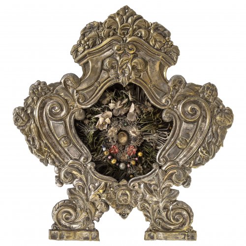 Rahmenkartusche mit Messingblechblende, Volutenfüße mit Knorpelwerkdekor, 35 x 33 cm.