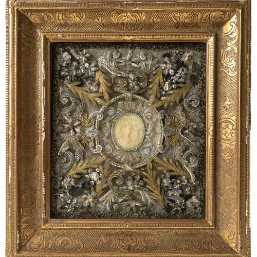 Reliquientafel mit Wachsmedaillon, süddeutsch, 19. Jh., 27 x 24 cm.