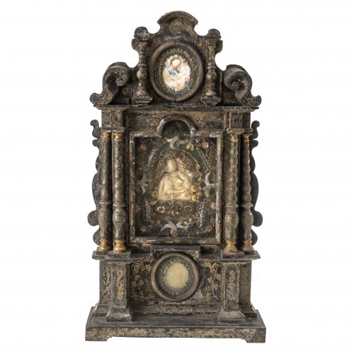 Hausaltar mit Wachsarbeiten und Aquarellmedaillon des hl. Josef, süddeutsch, 18. Jh., Portalrahmen, H. 62 cm.