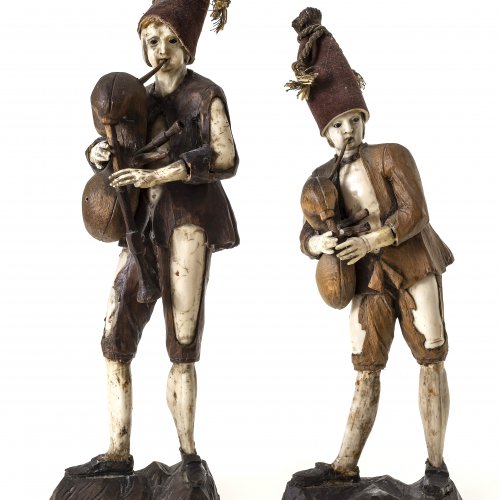 Zwei Dudelsackspieler, Materialkombinationsfiguren in der Art von Troger, Tirol, 18./19. Jh., H. 21-24 cm.